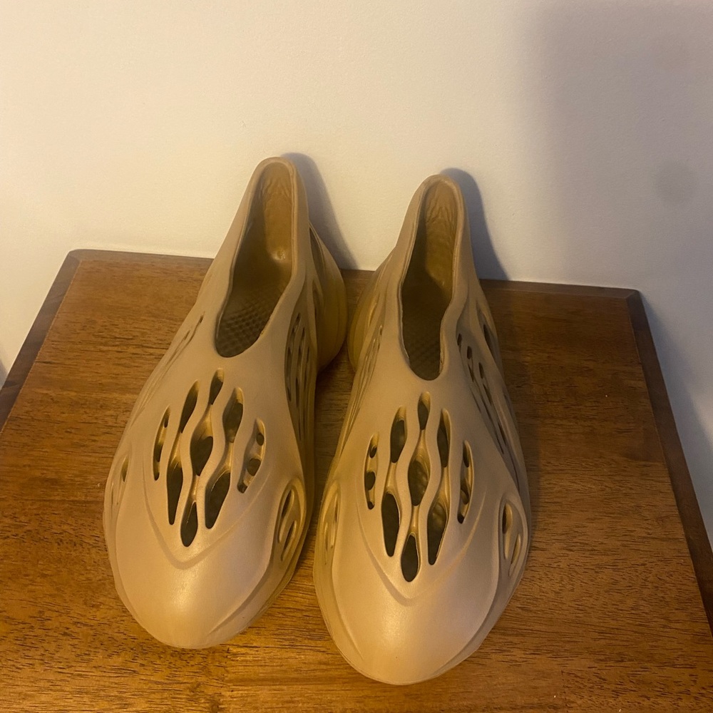 Size 11. Clay Taupe Foam Runners. *Brand New*